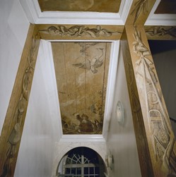 <p>De grisailles op de gangbetimmering in het Trippenhuis vertonen sterke overeenkomsten met de grisailles op het plafond van Simon van Haersolte. Op het plafond is een vogeltjesplafond geschilderd. [RCE, 303655]</p>
